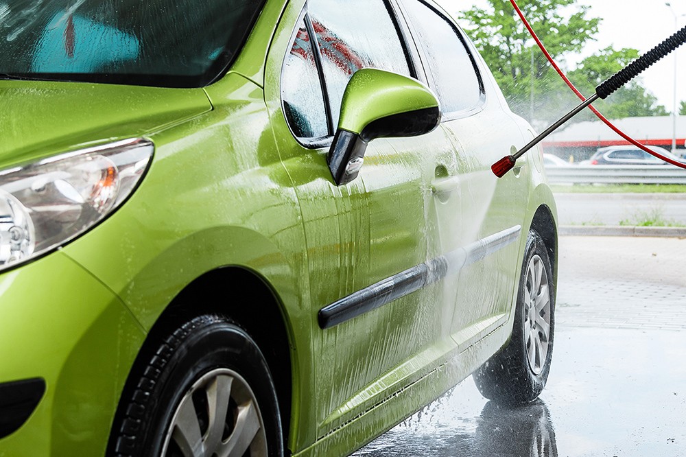 Bright green car being washed. Photo ID 58182896 © Blackay | Dreamstime.com